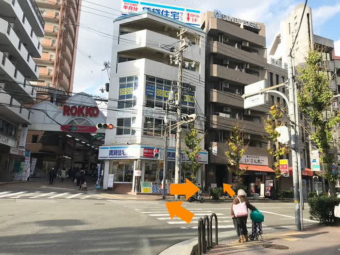 信号を渡って右へ